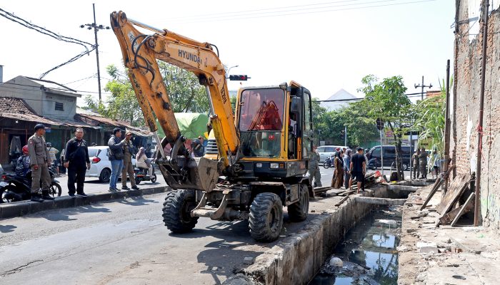 Lapak PKL di Jalan Gembong Tebasan Dibongkar untuk Kembalikan Fungsi Saluran