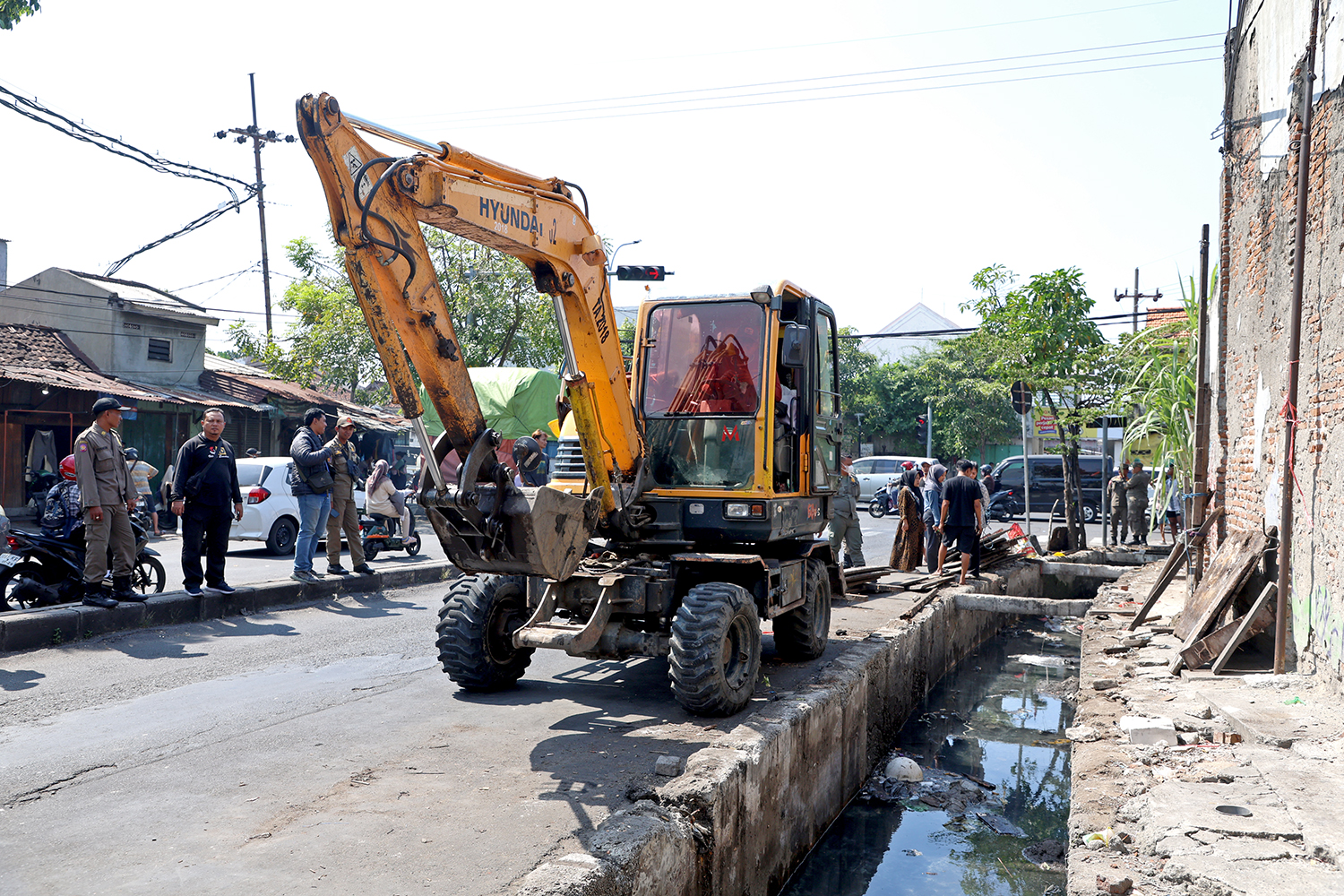 lapak-pkl-di-jalan-gembong-tebasan-dibongkar