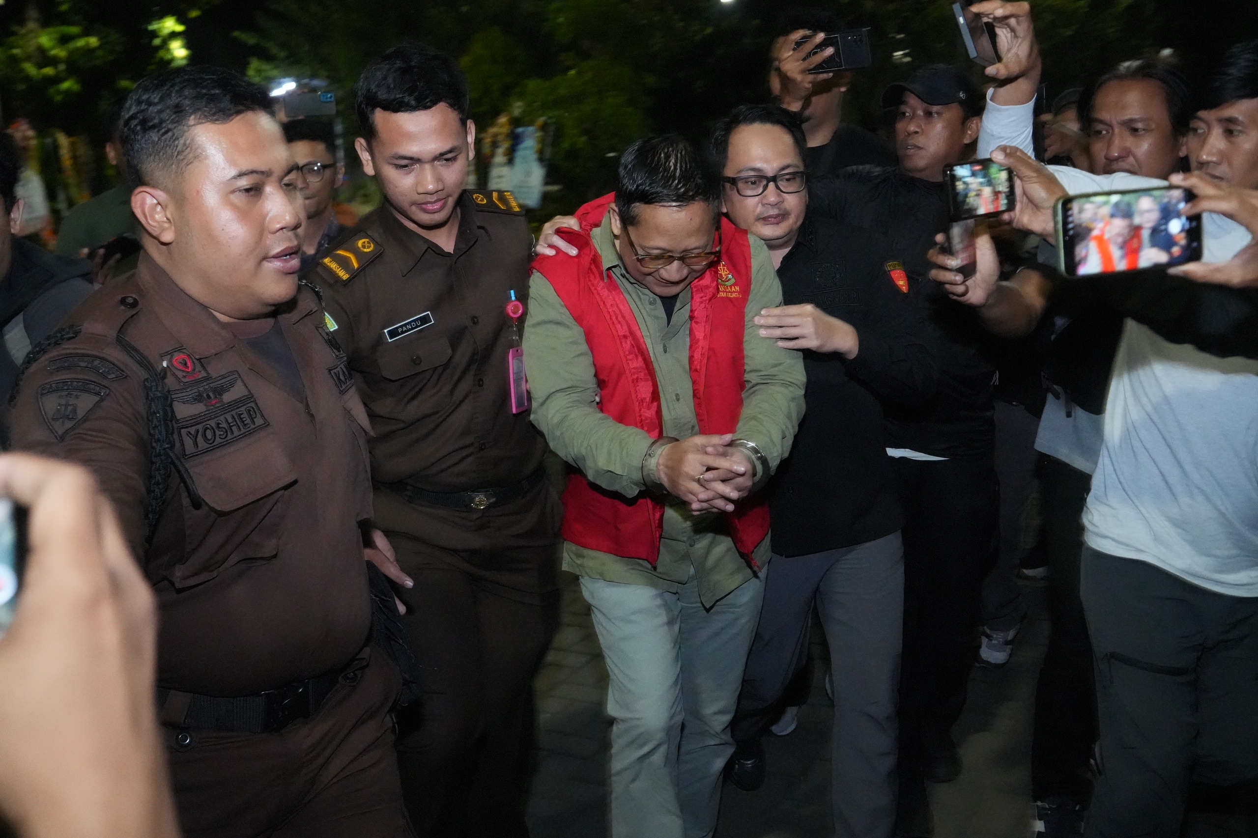 mantan-dirut-kebun-binatang-surabaya-tersangka