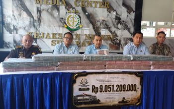 kejari-surabaya-setorkan-uang-judi-online