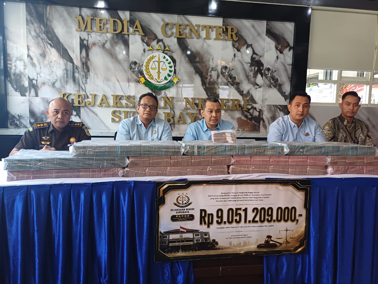 kejari-surabaya-setorkan-uang-judi-online