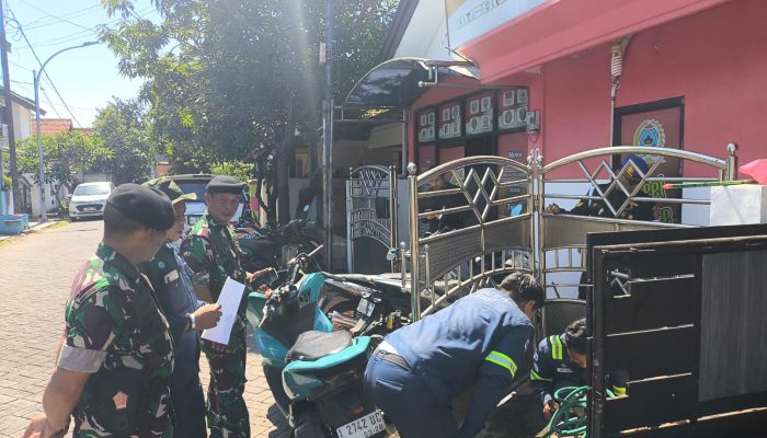 PDAM Surya Sembada Putus Sambungan Air Ilegal di Perak Barat Surabaya