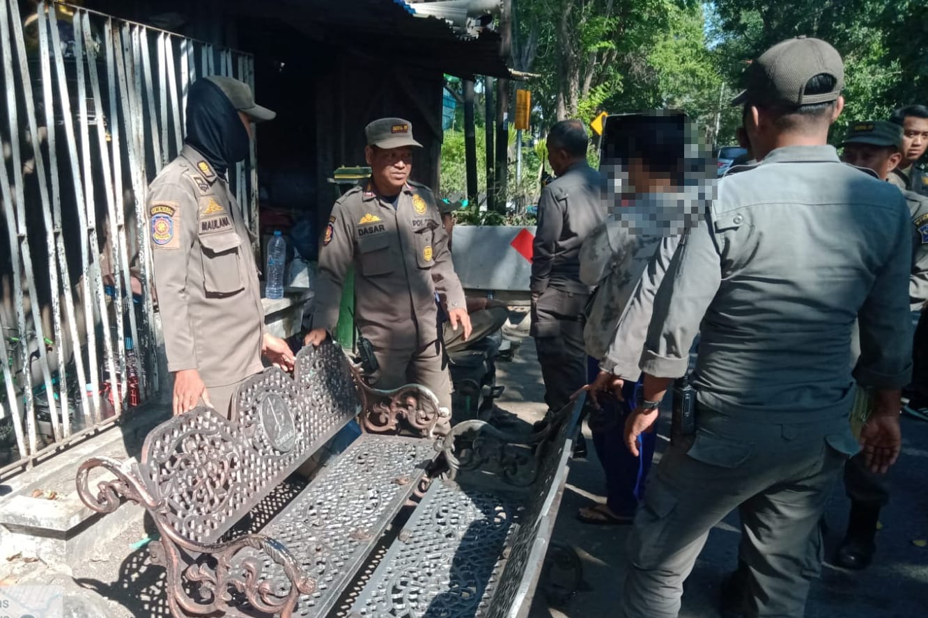kursi-besi-hingga-kabel-lampu-taman-dicuri