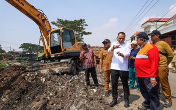 Aspal Terlambat 2 Pekan, Eri Cahyadi Ultimatum Kontraktor Proyek