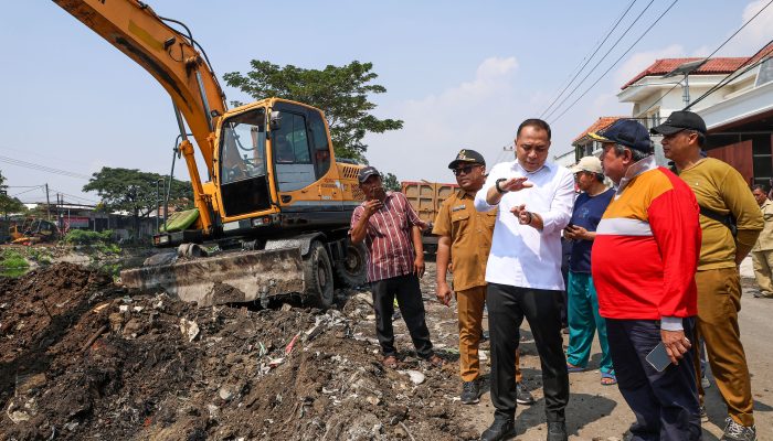 Aspal Terlambat 2 Pekan, Eri Cahyadi Ultimatum Kontraktor Proyek