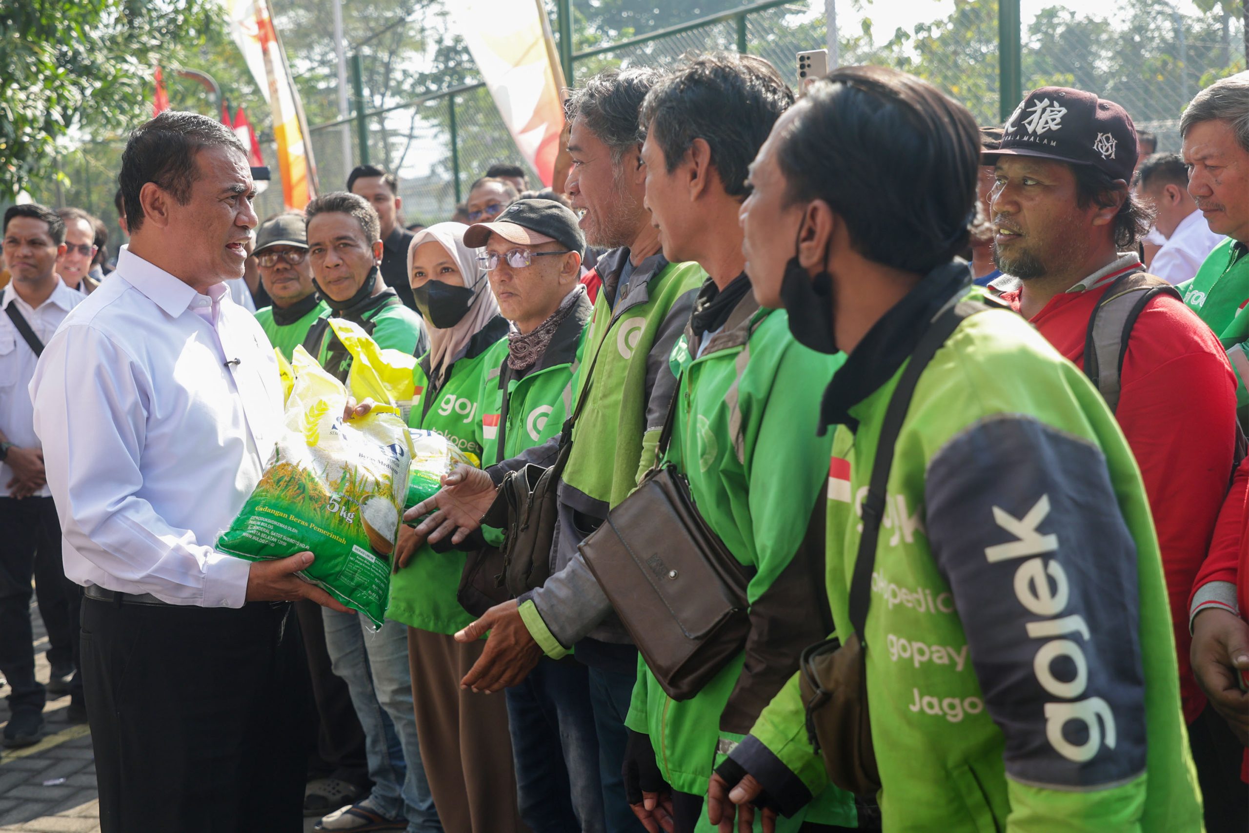 mentan-amran-cek-langsung-penyaluran-beras