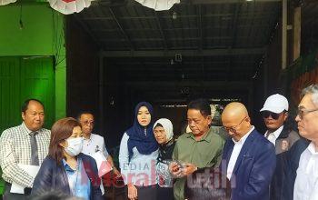 Anggota DPD RI Dr. Lia Istifhama bersama Sri Endah Mudjiati dan sejumlah pihak saat mengikuti pemeriksaan setempat objek sengketa rumah di kawasan Jalan Jemursari VIII, Surabaya, Rabu (9/9/2026). | MMP/dms