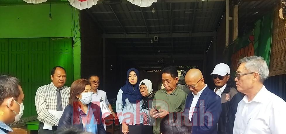 Anggota DPD RI Dr. Lia Istifhama bersama Sri Endah Mudjiati dan sejumlah pihak saat mengikuti pemeriksaan setempat objek sengketa rumah di kawasan Jalan Jemursari VIII, Surabaya, Rabu (9/9/2026). | MMP/dms