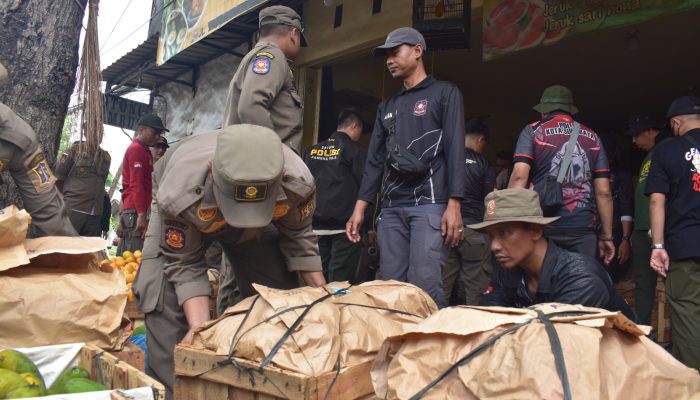 7 Kios Buah di Tambak Mayor–Tanjungsari Disegel karena Tak Sesuai Peruntukan