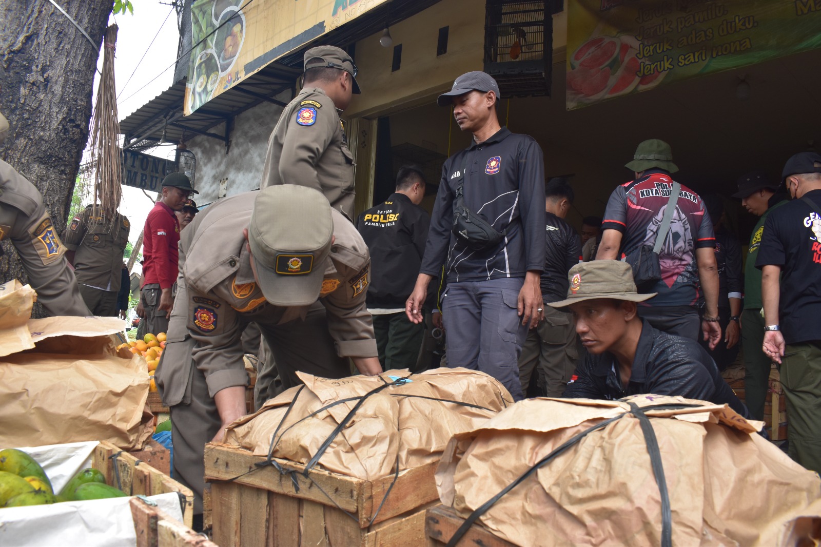 7-kios-buah-di-tambak-mayor–tanjungsari-disegel